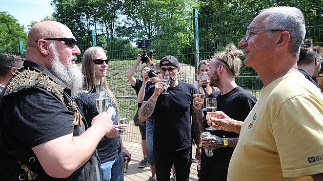 Německá metalová kapela Rage pokřtila v plzeňské zoo jménem Lamia tříměsíční samičku velblouda. (2. června 2022)