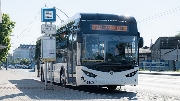 Dvanáctimetrový trolejbus s pomocnými bateriemi pro úseky bez trolejí testuje Škodovka v ulicích Plzně.