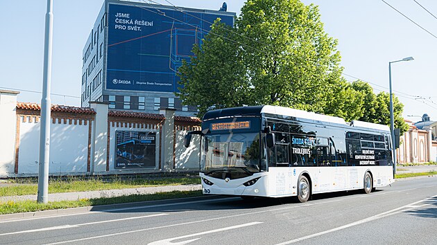 Dvanctimetrov trolejbus s pomocnmi bateriemi pro seky bez trolej testuje kodovka v ulicch Plzn.