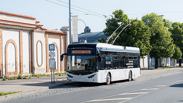Dvanáctimetrový trolejbus s pomocnými bateriemi pro úseky bez trolejí testuje Škodovka v ulicích Plzně.