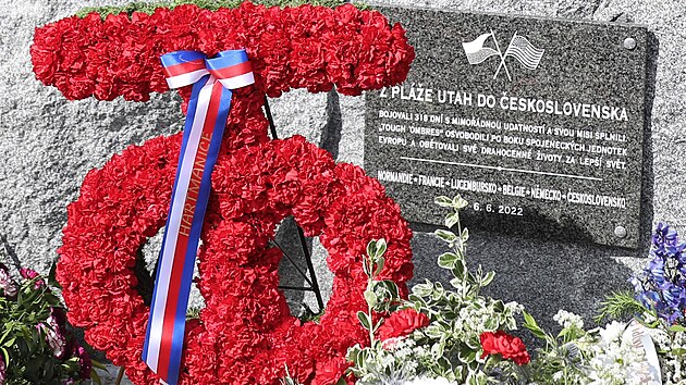 Na šumavském Zhůří odhalili novou podobu památníku, který připomíná boj amerických vojáků proti nacistům 5. května 1945. O život zde přišlo 10 vojáků 90. pěší divize.