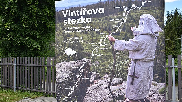 Vintova stezka je dlouh 162 kilometr. Na esk stran je pt zastaven, kter krl kamenn sestavy s poutnickou hol. (8. 6. 2022)