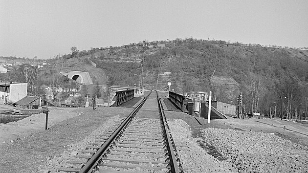 Zahjen provozu na trati Brno  Havlkv Brod (20. prosince 1953). Na snmku sek nov eleznin trat Brno-Malomice smr Obany a Krlovo Pole v Brn. V pozad vidte nov vybudovan most a tunel. GPS: 49.2267831N, 16.6517761E