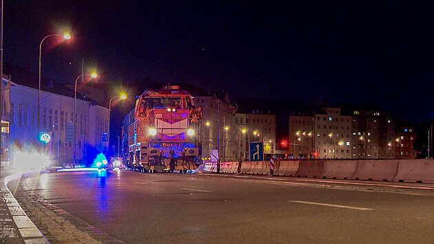 Lokomotiva 714.028 s konvojem elezninch vozidel m ze stanice Brno  doln ndra ulic Po smrem k Vstaviti.