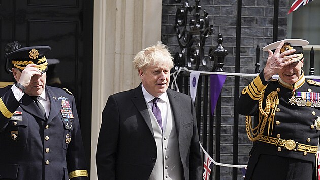 Britsk premir Boris Johnson pi odchodu na oslavy platinovho vro vldy Albty II. (Londn, 2. ervna 2022)