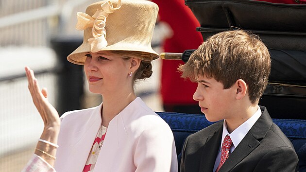 Lady Louise a James, vikomt Severn na oslav�ch platinov�ho v�ro�� vl�dy kr�lovny Al�b�ty II. (Lond�n, 2. �ervna 2022)