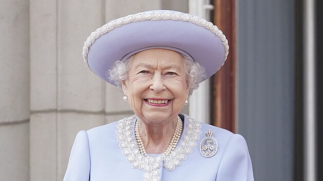 Krlovna Albta II. na balkon Buckinghamskho palce bhem oslav platinovho jubilea vldy (Londn, 2. ervna 2022)