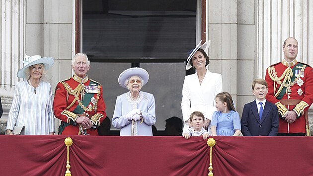 Královna Alžběta II. s rodinou na balkonu Buckinghamského paláce (Londýn, 2. června 2022)