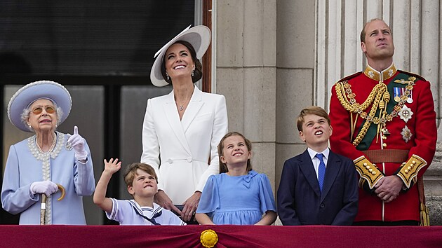 Krlovna Albta II., vvodkyn Kate, princ William a jejich dti princ Louis, princezna Charlotte a princ George (Londn, 2. ervna 2022)