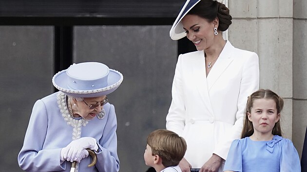 Královna Alžběta II., princ Louis, vévodkyně Kate a princezna Charlotte (Londýn, 2. června 2022)