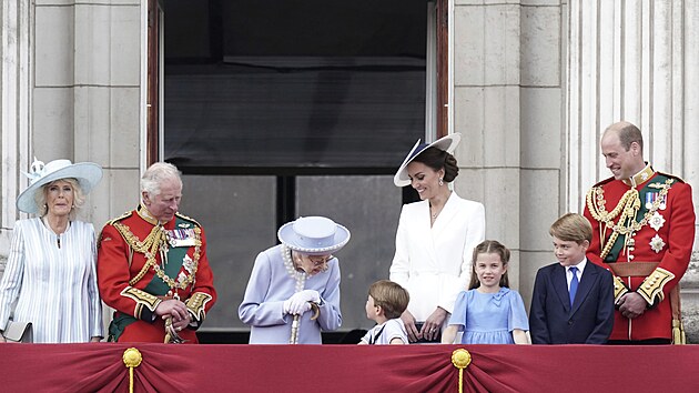 Vévodkyně Camilla, princ Charles, královna Alžběta II., princ Louis, vévodkyně Kate, princezna Charlotte, princ George a princ William (Londýn, 2. června 2022)