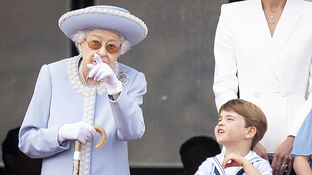 Krlovna Albta II. a princ Louis na oslav narozenin panovnice Trooping the Colour a tak platinovho vro jej vldy (Londn, 2. ervna 2022)