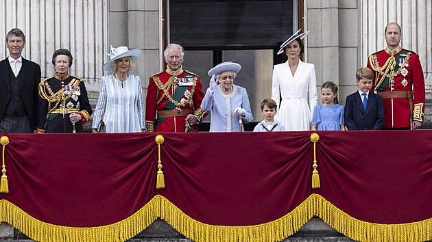 Krlovna Albta II. s rodinou na balkonu Buckinghamskho palce (Londn, 2. ervna 2022)