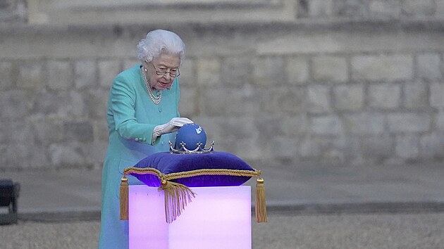 Krlovna Albta II. glbem Spoleenstv nrod rozsvtila instalaci k oslavm platinovho jubilea. (Windsor, 2. ervna 2022)