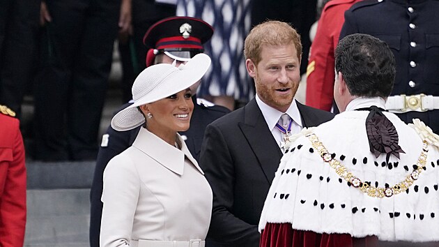 Vévodkyně Meghan a princ Harry na slavnostní bohoslužbě u příležitosti platinového jubilea královny Alžběty II. (Londýn, 3. června 2022)