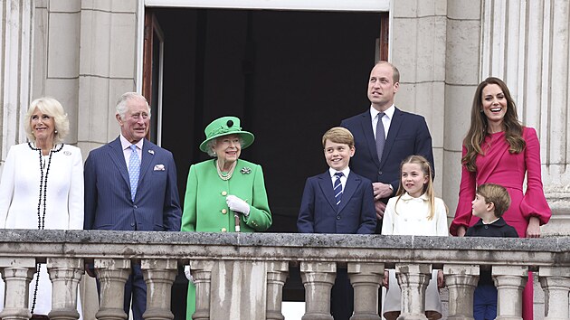 Vévodkyně Camilla, princ Charles, královna Alžběta II., princ George, princ William, princezna Charlotte, princ Louis a vévodkyně Kate na oslavě platinového jubilea královny (Londýn, 5. června 2022)