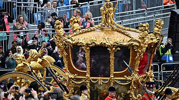 Zlatý kočár s hologramem královny Alžběty II. (Londýn, 5. června 2022)
