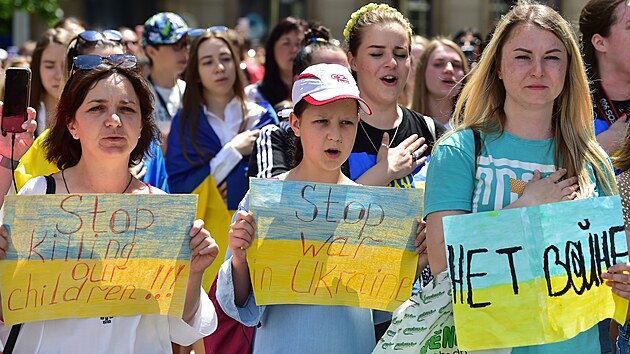 Asi 200 pedevm ukrajinskch en a dt se v sobotu odpoledne v centru Brna zastnilo pochodu matek. Akc chtli organiztoi upozornit na dtsk obti vlky na Ukrajin. (4. ervna 2022)