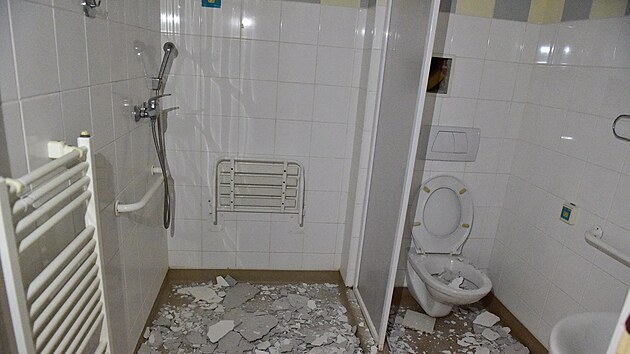 Kraj se u dve rozhodl, e budovu S-centra, kterou zniilo losk torndo, opravovat nebude. Postavena byla ped 20 lety a jej podoba neodpovd poadavkm na komfort klient ani poadavkm na bezpenost.