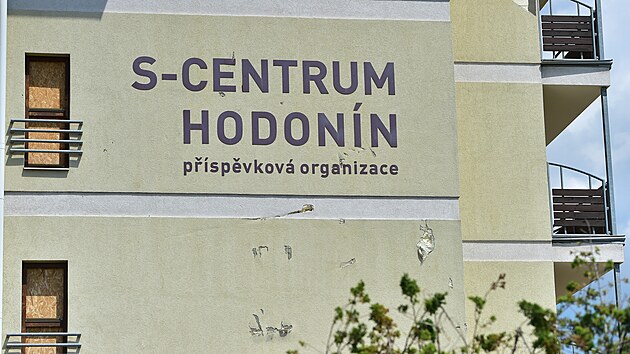 Kraj se u dve rozhodl, e budovu S-centra, kterou zniilo losk torndo, opravovat nebude. Postavena byla ped 20 lety a jej podoba neodpovd poadavkm na komfort klient ani poadavkm na bezpenost.