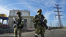 Ruští vojáci střeží vstup do hydroelektrárny Kachovka v Chersonské oblasti.... | na serveru Lidovky.cz | aktuální zprávy