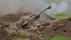 Ukrajinští vojáci cvičí s novými americkými houfnicemi M777 (14. května 2022) | na serveru Lidovky.cz | aktuální zprávy