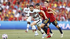 Portugalský zálo�ník Bernardo Silva (vlevo) se sna�í utéct p�ed Carlosem...