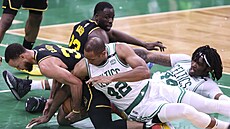 Stephen Curry (vlevo) z Golden State se sna�í udr�et mí�, po kterém se sápe i...