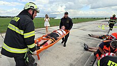 Cviení záchraná na chebském letiti simulovalo pád letadla do davu lidí. (8....
