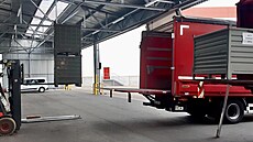 Hasi�i nakládají dal�í humanitární pomoc pro Ukrajinu. (7. �ervna 2022)