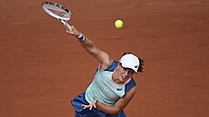 Iga wiateková servíruje bhem finálového zápasu na Roland Garros.