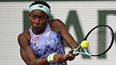 Coco Gauffová hraje bekhendový úder ve finále Roland Garros.