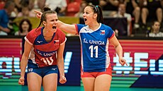 Kateřina Valková (vlevo) a Veronika Dostálová během zápasu se Slovenskem.