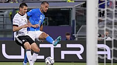 Gianluca Scamacca (vpravo) se sna�í obst�elit bránícího Niklase Süleho v zápase...