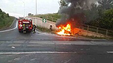 U dálničního sjezdu z D46 u Hněvotína se stala nehoda, po níž auto vzplálo. U...