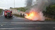 U dálni�ního sjezdu z D46 u Hn�votína se stala nehoda, po ní� auto vzplálo. U...
