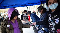 Členové organizace Fronta za osvobození uživatelů drog rozdává ve Vancouveru... | na serveru Lidovky.cz | aktuální zprávy