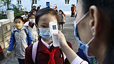 U�itelka Pchjongjangu v Severní Koreji m��í t�lesnou teplotu �kola�ky kv�li...