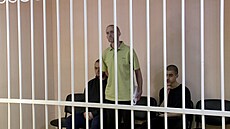 Aiden Aslin, Shaun Pinner a Ibráhím Sádún ped soudem v Doncku (7. ervna 2022)