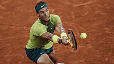 Rafael Nadal pi odpalu ve finále Roland Garros.