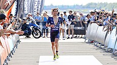 Joe Skipper z Velké Británie probíhá cílem triatlonového závodu Ironman na...