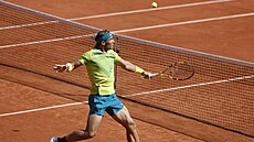 Rafael Nadal se snaží dostat míček přes síť ve finále Roland Garros.