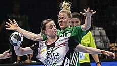 Markéta Je�ábková (vp�edu) v souboji ve Final Four házenká�ské Ligy mistry�.