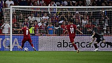Jakub Peek (8) stílí první gól eského týmu proti panlsku v Lize národ.