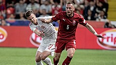 Vladimír Coufal (vpravo) v souboji s Danim Olmem v zápase Česka proti Španělsku.
