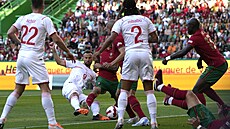 Momentka ze zápasu Portugalska proti výcarsku. Haris Seferovi (9) stílí...