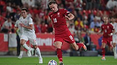 Jan Kuchta (10) utíká po p�ihrávce Václava �erného (vpravo) sm�rem ke �pan�lské...