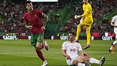 Joao Cancelo (20) stílí tvrtý gól Portugalc proti výcarsku.