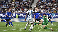 Lionel Messi (10) se snaí skórovat proti Estonsku v pátelském zápase.