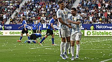 Lionel Messi (10) a Joaquin Correa (19) oslavují gól proti Estonsku.